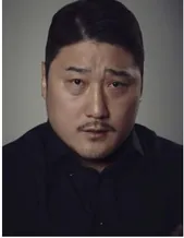 배우 김도현 프로필 사진 — 검은 셔츠 대표 사진