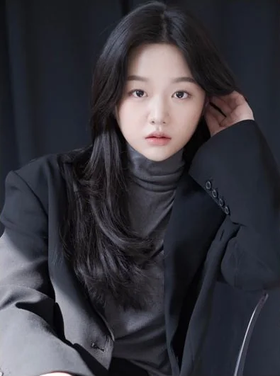 배우 백하이 프로필 사진 — 검은 재킷·회색 터틀넥