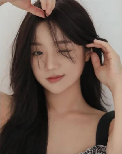 배우 백하이 프로필 사진 — 한쪽 눈 감은 클로즈업