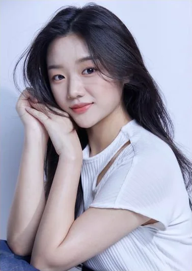배우 백하이 프로필 사진 — 흰 티셔츠, 턱 괸 자세