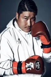 배우 김도현 프로필 사진 — 복싱 글러브·흰 트레이닝복