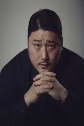 배우 김도현 프로필 사진 — 검은 셔츠, 깍지 낀 손