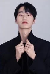배우 김현승 프로필 사진 — 검은 옷, 깃 잡은 손