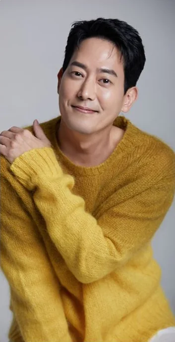 배우 김선혁 프로필 사진 — 노란 니트, 웃음