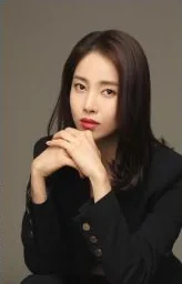 배우 문보령 프로필 사진 — 검은 재킷, 깍지 낀 손