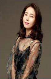 배우 문보령 프로필 사진 — 시스루 블라우스 상반신