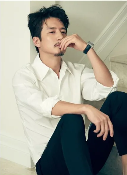 배우 정준호 프로필 사진 — 흰 셔츠, 계단에 앉음