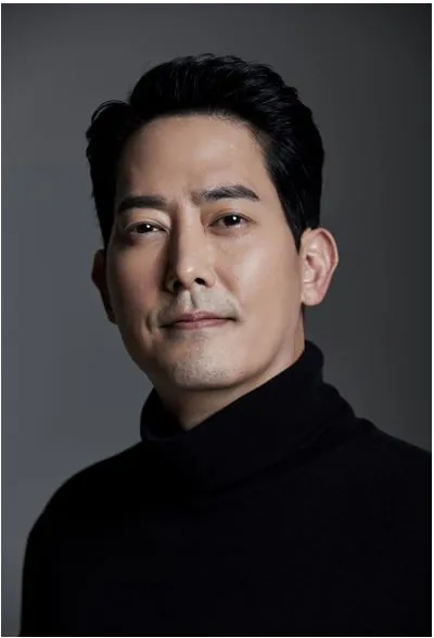 배우 김선혁 프로필 사진 — 검은 터틀넥