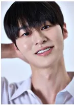 배우 김현승 프로필 사진 — 흰 셔츠 웃는 대표 사진