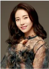배우 문보령 프로필 사진 — 시스루 꽃무늬 블라우스 대표 사진