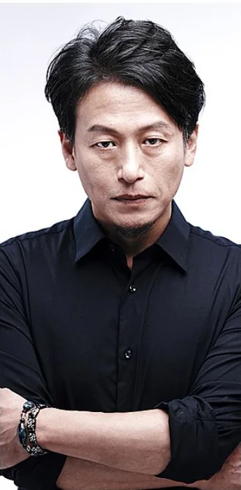 배우 정인겸 프로필 사진 — 검은 셔츠 팔짱
