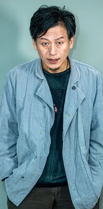 배우 정인겸 프로필 사진 — 하늘색 재킷