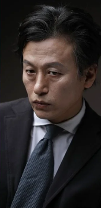 배우 정인겸 프로필 사진 — 정장 측면 클로즈업