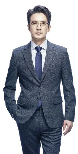 배우 정준호 프로필 사진 — 전신 정면(안경·회색 정장)