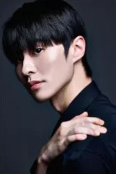배우 김현승 프로필 사진 — 검은 옷 클로즈업(어두운 배경)