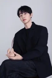 배우 김현승 프로필 사진 — 검은 정장 앉은 전신
