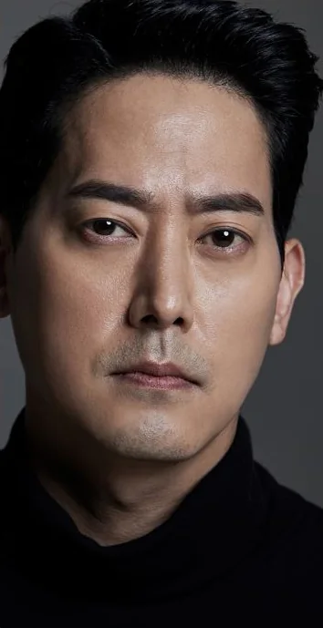 배우 김선혁 프로필 사진 — 검은 터틀넥 클로즈업