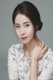 배우 문보령 프로필 사진 — 꽃무늬 블라우스, 올림머리